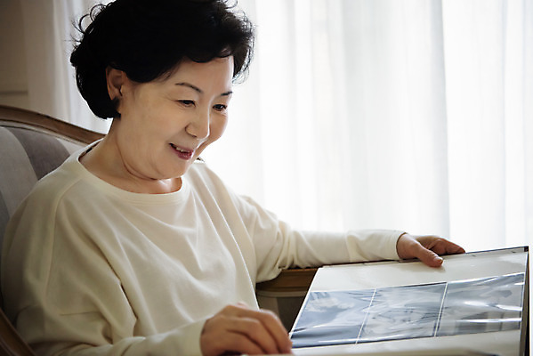 포토 JPG 여자 노년 생각 모션 실내 한명 미소 들기 앉기 상반신 옆모습 소파 한국인 추억 60대 앨범 은퇴 과거 독거노인 노인여자한명만 졸혼 국내포토 1 뷰포인트 컨셉 의자 표정 사람 동양인 성인 내부 합성어 여자한명만 노인여자만 파일형식