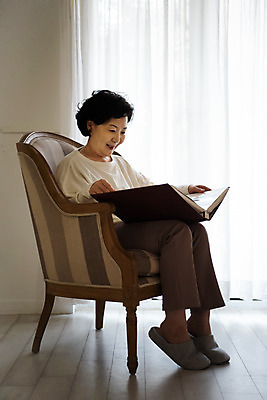 포토 JPG 전신 여자 노년 생각 모션 실내 한명 미소 들기 앉기 옆모습 소파 한국인 추억 60대 앨범 은퇴 과거 독거노인 노인여자한명만 졸혼 국내포토 1 뷰포인트 컨셉 의자 표정 사람 동양인 성인 내부 합성어 여자한명만 노인여자만 파일형식