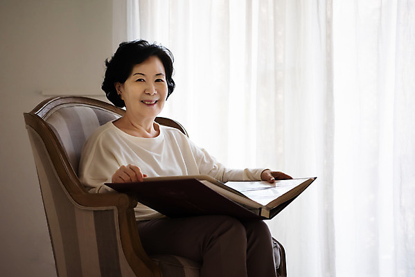 포토 JPG 응시 여자 노년 생각 모션 실내 한명 미소 들기 앉기 상반신 옆모습 소파 한국인 추억 60대 앨범 은퇴 과거 독거노인 노인여자한명만 졸혼 국내포토 1 시선 뷰포인트 컨셉 의자 표정 사람 동양인 성인 내부 합성어 여자한명만 노인여자만 파일형식