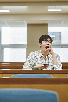 포토 JPG 교육 남자 대학생 의자 교실 모션 탁자 대학생라이프 실내 한명 사람 앉기 상반신 20대 청년 성인 앞모습 청춘 한국인 잠 졸음 지루함 강의실 대학교 하품 딴짓 성인남자한명만 국내포토 1 학생 라이프스타일 감정 뷰포인트 가구 컨셉 학교 동양인 내부 공간 생리현상 남자한명만 성인남자만 파일형식