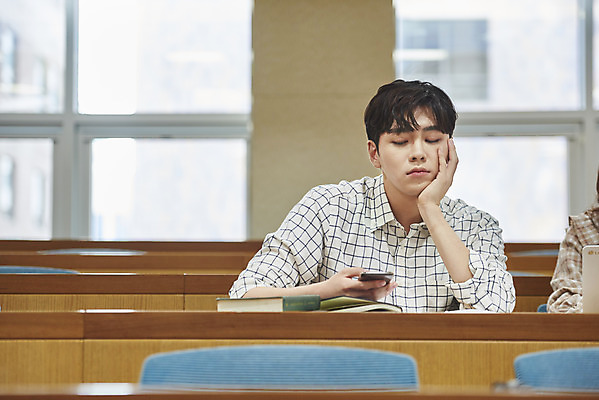 포토 JPG 응시 교육 남자 대학생 생각 의자 교실 모션 탁자 대학생라이프 실내 한명 들기 사람 앉기 상반신 20대 청년 성인 앞모습 스마트폰 청춘 턱괴기 한국인 지루함 강의실 고민 대학교 딴짓 성인남자한명만 국내포토 1 학생 라이프스타일 시선 감정 뷰포인트 가구 컨셉 학교 동양인 내부 핸드폰 스마트기기 공간 남자한명만 성인남자만 파일형식