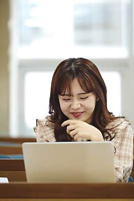 포토 JPG 여자 교육 행복 대학생 의자 교실 모션 탁자 대학생라이프 실내 한명 사람 앉기 상반신 20대 청년 성인 앞모습 청춘 한국인 강의실 즐거움 대학교 과제 딴짓 성인여자한명만 국내포토 1 학생 라이프스타일 감정 뷰포인트 가구 컨셉 학교 동양인 내부 공간 여자한명만 성인여자만 파일형식