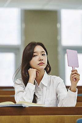 포토 JPG 응시 여자 교육 대학생 의자 교실 모션 탁자 대학생라이프 실내 한명 들기 사람 앉기 상반신 20대 청년 성인 앞모습 청춘 거울 한국인 강의실 대학교 과제 딴짓 성인여자한명만 국내포토 1 학생 라이프스타일 시선 뷰포인트 가구 컨셉 학교 동양인 내부 공간 여자한명만 성인여자만 파일형식