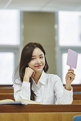 포토 JPG 여자 교육 대학생 의자 교실 모션 탁자 대학생라이프 실내 한명 미소 들기 사람 앉기 상반신 20대 청년 성인 앞모습 청춘 거울 한국인 강의실 대학교 손거울 딴짓 성인여자한명만 국내포토 1 학생 라이프스타일 뷰포인트 가구 컨셉 학교 표정 동양인 내부 공간 여자한명만 성인여자만 파일형식