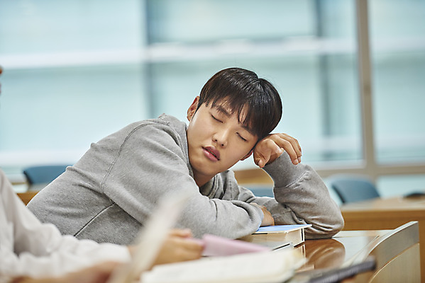 포토 JPG 교육 남자 대학생 의자 교실 모션 탁자 대학생라이프 실내 한명 사람 앉기 상반신 20대 청년 성인 옆모습 청춘 눈감음 한국인 잠 졸음 지루함 강의실 대학교 딴짓 성인남자한명만 국내포토 1 학생 라이프스타일 감정 뷰포인트 가구 컨셉 학교 동양인 내부 공간 남자한명만 성인남자만 파일형식