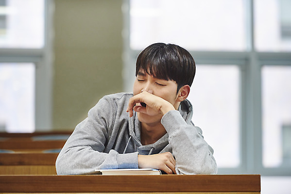 포토 JPG 교육 남자 대학생 의자 교실 모션 탁자 대학생라이프 실내 한명 사람 앉기 상반신 20대 청년 성인 앞모습 청춘 눈감음 한국인 잠 졸음 지루함 강의실 대학교 하품 딴짓 성인남자한명만 국내포토 1 학생 라이프스타일 감정 뷰포인트 가구 컨셉 학교 동양인 내부 공간 생리현상 남자한명만 성인남자만 파일형식