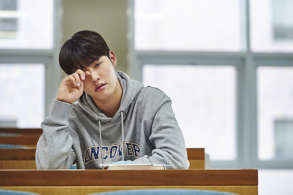 포토 JPG 교육 남자 대학생 의자 교실 모션 탁자 대학생라이프 실내 한명 사람 앉기 상반신 20대 청년 성인 앞모습 청춘 한국인 잠 졸음 지루함 강의실 대학교 딴짓 성인남자한명만 눈비비기 국내포토 1 학생 라이프스타일 감정 뷰포인트 가구 컨셉 학교 동양인 내부 공간 남자한명만 성인남자만 파일형식