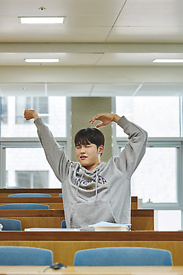 포토 JPG 교육 남자 대학생 의자 교실 모션 탁자 대학생라이프 실내 한명 사람 앉기 상반신 20대 청년 성인 앞모습 청춘 눈감음 한국인 졸음 지루함 강의실 대학교 기지개 딴짓 성인남자한명만 국내포토 1 학생 라이프스타일 감정 뷰포인트 가구 컨셉 학교 동양인 내부 공간 남자한명만 성인남자만 파일형식
