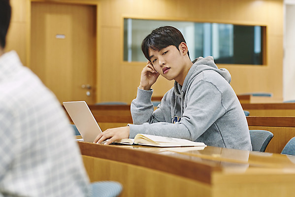 포토 JPG 응시 교육 남자 대학생 의자 교실 모션 탁자 대학생라이프 실내 피곤 사람 앉기 상반신 20대 청년 성인 두명 옆모습 청춘 한국인 졸음 강의실 고민 대학교 딴짓 성인남자만 국내포토 학생 라이프스타일 시선 감정 뷰포인트 가구 컨셉 학교 동양인 내부 공간 남자만 성인만 파일형식