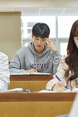 포토 JPG 여자 교육 남자 대학생 생각 의자 교실 모션 탁자 대학생라이프 실내 사람 앉기 상반신 20대 청년 성인 앞모습 세명 청춘 한국인 강의실 고민 걱정 대학교 딴짓 성인만 국내포토 학생 라이프스타일 감정 뷰포인트 가구 컨셉 학교 동양인 내부 공간 파일형식