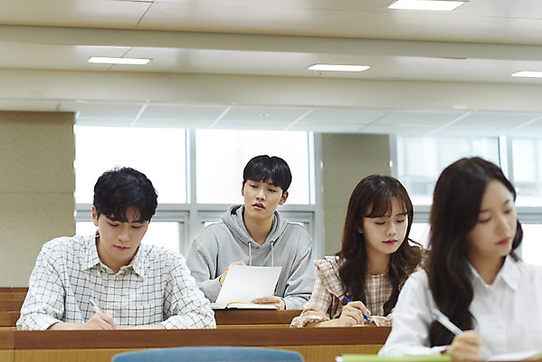 포토 JPG 응시 여자 교육 남자 대학생 의자 교실 모션 탁자 대학생라이프 실내 사람 앉기 여러명 상반신 20대 청년 성인 앞모습 청춘 시험 한국인 강의실 대학교 기말고사 딴짓 중간고사 컨닝 성인만 국내포토 학생 라이프스타일 시선 뷰포인트 가구 다수 컨셉 학교 동양인 내부 공간 파일형식