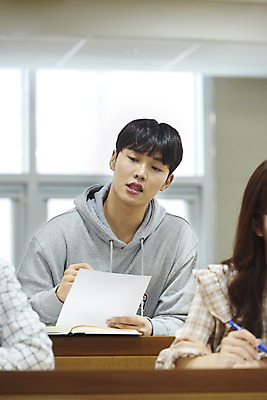 포토 JPG 여자 교육 남자 대학생 의자 교실 모션 탁자 대학생라이프 실내 사람 앉기 상반신 20대 청년 성인 앞모습 세명 청춘 시험 한국인 강의실 대학교 기말고사 딴짓 중간고사 컨닝 성인만 국내포토 학생 라이프스타일 뷰포인트 가구 컨셉 학교 동양인 내부 공간 파일형식