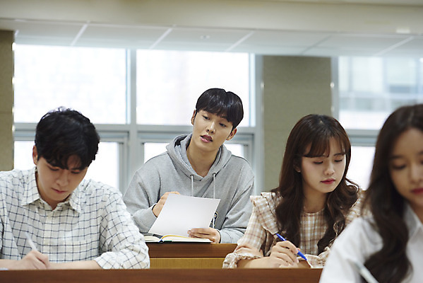 포토 JPG 응시 여자 교육 남자 대학생 의자 교실 모션 탁자 대학생라이프 실내 사람 앉기 여러명 상반신 20대 청년 성인 앞모습 청춘 시험 한국인 강의실 대학교 기말고사 딴짓 중간고사 컨닝 성인만 국내포토 학생 라이프스타일 시선 뷰포인트 가구 다수 컨셉 학교 동양인 내부 공간 파일형식