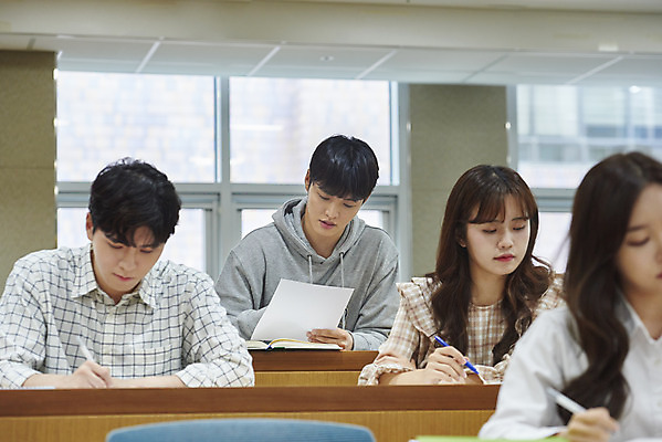 포토 JPG 여자 교육 남자 대학생 의자 교실 모션 탁자 대학생라이프 실내 사람 앉기 여러명 상반신 20대 청년 성인 앞모습 청춘 시험 한국인 강의실 대학교 기말고사 딴짓 중간고사 컨닝 성인만 국내포토 학생 라이프스타일 뷰포인트 가구 다수 컨셉 학교 동양인 내부 공간 파일형식