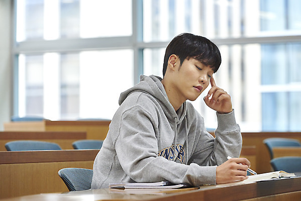 포토 JPG 교육 남자 대학생 생각 의자 교실 모션 탁자 대학생라이프 실내 한명 사람 앉기 상반신 20대 청년 성인 옆모습 청춘 눈감음 한국인 강의실 고민 걱정 대학교 딴짓 성인남자한명만 국내포토 1 학생 라이프스타일 감정 뷰포인트 가구 컨셉 학교 동양인 내부 공간 남자한명만 성인남자만 파일형식