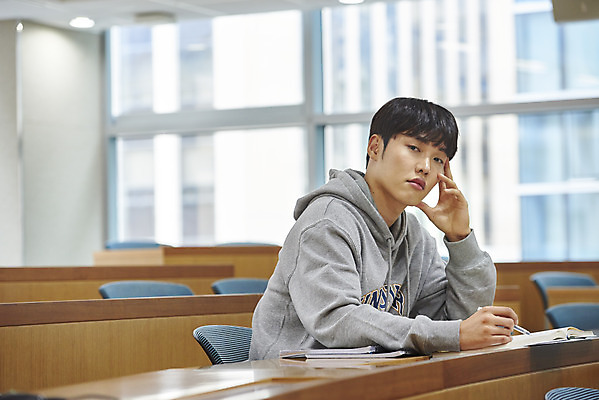 포토 JPG 교육 남자 대학생 생각 의자 교실 모션 탁자 대학생라이프 실내 한명 사람 앉기 상반신 20대 청년 성인 옆모습 청춘 한국인 강의실 고민 걱정 대학교 딴짓 성인남자한명만 국내포토 1 학생 라이프스타일 감정 뷰포인트 가구 컨셉 학교 동양인 내부 공간 남자한명만 성인남자만 파일형식
