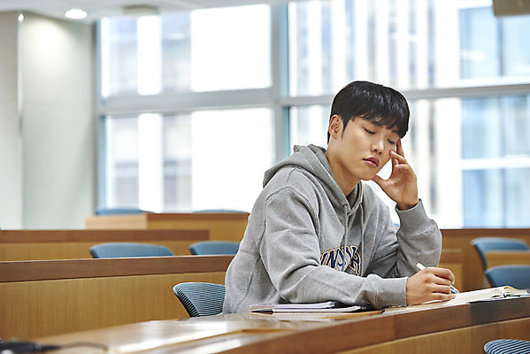 포토 JPG 교육 남자 대학생 생각 의자 교실 모션 탁자 대학생라이프 실내 한명 사람 앉기 상반신 20대 청년 성인 옆모습 청춘 눈감음 한국인 강의실 고민 걱정 대학교 딴짓 성인남자한명만 국내포토 1 학생 라이프스타일 감정 뷰포인트 가구 컨셉 학교 동양인 내부 공간 남자한명만 성인남자만 파일형식