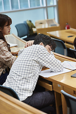 포토 JPG 여자 교육 남자 대학생 의자 교실 모션 탁자 대학생라이프 실내 피곤 사람 앉기 상반신 20대 청년 성인 두명 옆모습 청춘 한국인 잠 강의실 대학교 낮잠 딴짓 성인만 국내포토 학생 라이프스타일 뷰포인트 가구 컨셉 학교 동양인 내부 공간 파일형식