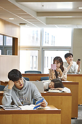 포토 JPG 여자 교육 남자 대학생 의자 교실 모션 탁자 대학생라이프 실내 사람 앉기 여러명 상반신 20대 청년 성인 앞모습 책 스마트폰 청춘 거울 한국인 졸음 강의실 고민 대학교 통장 딴짓 성인만 국내포토 학생 라이프스타일 감정 뷰포인트 가구 다수 컨셉 학교 동양인 내부 금융 핸드폰 스마트기기 공간 파일형식