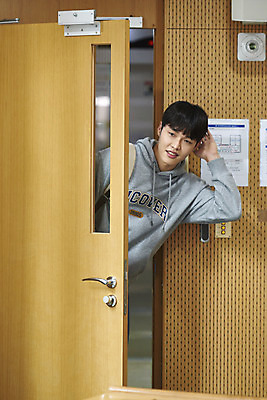 포토 JPG 교육 남자 대학생 교실 모션 수업 대학생라이프 실내 한명 미소 사람 상반신 20대 청년 성인 앞모습 청춘 문 한국인 지각 강의실 대학교 성인남자한명만 머쓱 국내포토 1 학생 라이프스타일 감정 뷰포인트 컨셉 학교 표정 동양인 내부 공간 남자한명만 성인남자만 파일형식