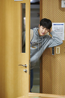 포토 JPG 교육 남자 대학생 교실 모션 수업 대학생라이프 실내 한명 사람 상반신 20대 청년 성인 앞모습 청춘 문 한국인 지각 강의실 대학교 성인남자한명만 머쓱 국내포토 1 학생 라이프스타일 감정 뷰포인트 컨셉 학교 동양인 내부 공간 남자한명만 성인남자만 파일형식