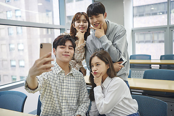 포토 JPG 여자 교육 남자 대학생 포즈 의자 교실 모션 탁자 대학생라이프 실내 서기 미소 들기 사람 앉기 여러명 상반신 20대 청년 성인 앞모습 스마트폰 청춘 사진촬영 한국인 셀프카메라 강의실 대학교 딴짓 성인만 단체사진 국내포토 학생 라이프스타일 뷰포인트 가구 다수 컨셉 학교 표정 동양인 내부 핸드폰 스마트기기 촬영 공간 기념사진 파일형식