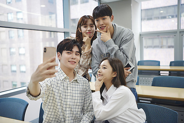 포토 JPG 여자 교육 남자 대학생 포즈 의자 교실 모션 탁자 대학생라이프 실내 서기 미소 들기 사람 앉기 여러명 상반신 20대 청년 성인 앞모습 스마트폰 청춘 사진촬영 한국인 셀프카메라 강의실 대학교 딴짓 성인만 단체사진 국내포토 학생 라이프스타일 뷰포인트 가구 다수 컨셉 학교 표정 동양인 내부 핸드폰 스마트기기 촬영 공간 기념사진 파일형식