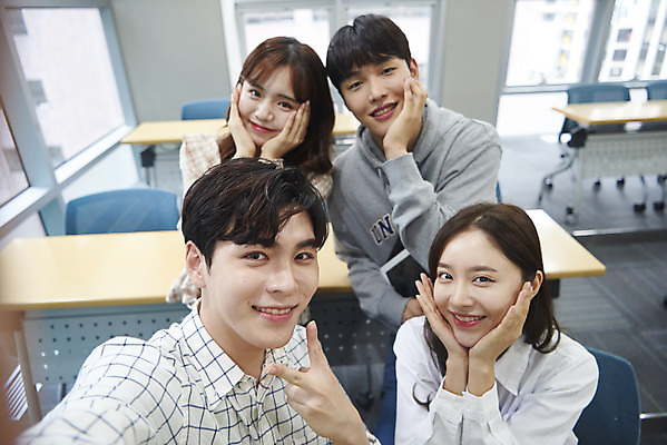 포토 JPG 여자 교육 남자 대학생 포즈 의자 교실 모션 탁자 대학생라이프 실내 서기 미소 사람 앉기 여러명 상반신 20대 청년 성인 앞모습 청춘 카메라 사진촬영 한국인 셀프카메라 강의실 대학교 딴짓 성인만 단체사진 국내포토 학생 라이프스타일 뷰포인트 가구 다수 컨셉 학교 표정 동양인 내부 전자제품 촬영 공간 기념사진 파일형식