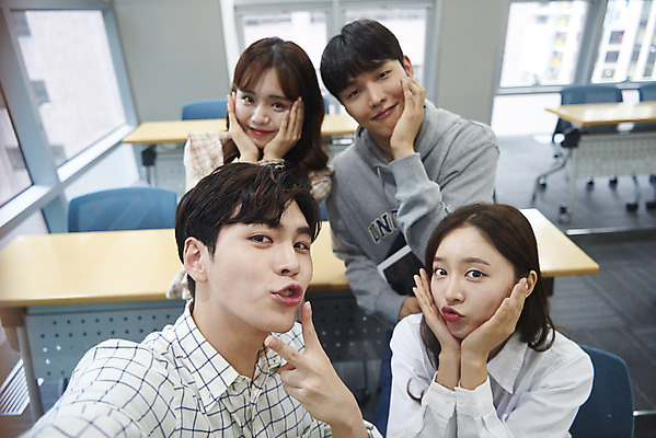 포토 JPG 여자 교육 남자 대학생 포즈 의자 교실 모션 탁자 대학생라이프 실내 서기 미소 사람 앉기 여러명 상반신 20대 청년 성인 앞모습 청춘 카메라 사진촬영 한국인 셀프카메라 강의실 대학교 딴짓 성인만 단체사진 국내포토 학생 라이프스타일 뷰포인트 가구 다수 컨셉 학교 표정 동양인 내부 전자제품 촬영 공간 기념사진 파일형식