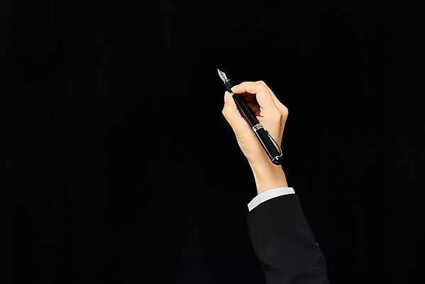 포토 JPG 스튜디오촬영 손 모션 검은배경 한손 실내 들기 누끼 손짓 20대 신체부위 펜 기록 국내포토 백그라운드 사람 청년 내부 필기구 검은색 파일형식