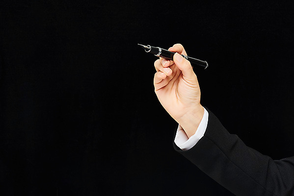 포토 JPG 스튜디오촬영 손 모션 검은배경 한손 실내 들기 누끼 손짓 20대 신체부위 펜 기록 국내포토 백그라운드 사람 청년 내부 필기구 검은색 파일형식