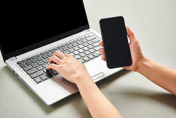 포토 JPG 스튜디오촬영 손 모션 회색배경 실내 들기 누끼 손짓 20대 신체부위 노트북 스마트폰 양손 국내포토 백그라운드 사람 청년 내부 전자제품 핸드폰 스마트기기 회색 파일형식