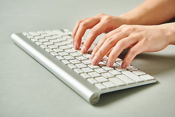 포토 JPG 스튜디오촬영 손 모션 회색배경 실내 누끼 손짓 20대 신체부위 양손 타이핑 키보드 국내포토 백그라운드 사람 청년 내부 회색 파일형식