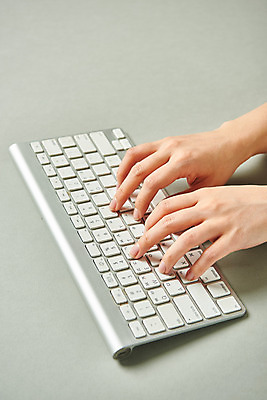 포토 JPG 스튜디오촬영 손 모션 회색배경 실내 누끼 손짓 20대 신체부위 양손 타이핑 키보드 국내포토 백그라운드 사람 청년 내부 회색 파일형식