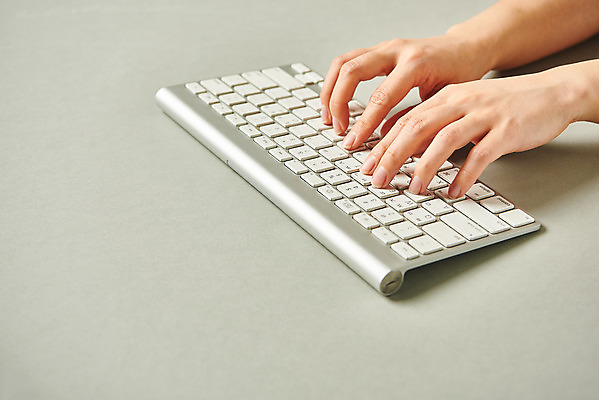 포토 JPG 스튜디오촬영 손 모션 회색배경 실내 누끼 손짓 20대 신체부위 양손 타이핑 키보드 국내포토 백그라운드 사람 청년 내부 회색 파일형식