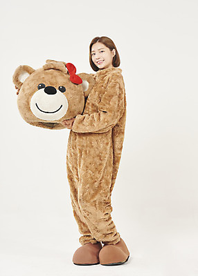 포토 JPG 스튜디오촬영 전신 여학생 여자 대학생 대학생라이프 실내 한명 서기 미소 들기 누끼 20대 청년 성인 옆모습 청춘 곰인형 한국인 흰배경 열정 여대생 아르바이트 동물탈 인형탈 성인여자한명만 최저임금 비정규직 국내포토 1 학생 라이프스타일 감정 인형 뷰포인트 백그라운드 컨셉 비즈니스 모션 표정 사람 동양인 내부 경제 흰색 탈 여자한명만 성인여자만 파일형식