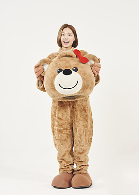 포토 JPG 스튜디오촬영 전신 여학생 여자 대학생 대학생라이프 실내 한명 서기 미소 들기 누끼 20대 청년 성인 앞모습 청춘 곰인형 한국인 흰배경 열정 여대생 아르바이트 동물탈 인형탈 성인여자한명만 최저임금 비정규직 국내포토 1 학생 라이프스타일 감정 인형 뷰포인트 백그라운드 컨셉 비즈니스 모션 표정 사람 동양인 내부 경제 흰색 탈 여자한명만 성인여자만 파일형식