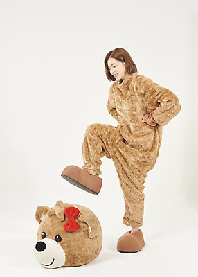 포토 JPG 스튜디오촬영 전신 여학생 여자 대학생 허리손 대학생라이프 실내 한명 서기 누끼 20대 청년 성인 옆모습 청춘 곰인형 한국인 흰배경 열정 밟기 여대생 아르바이트 동물탈 인형탈 성인여자한명만 최저임금 비정규직 국내포토 1 학생 라이프스타일 감정 인형 뷰포인트 포즈 백그라운드 컨셉 비즈니스 모션 사람 동양인 내부 경제 흰색 탈 여자한명만 성인여자만 파일형식