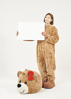 포토 JPG 스튜디오촬영 전신 배너 여학생 여자 대학생 대학생라이프 사각프레임 실내 한명 서기 미소 들기 누끼 20대 청년 성인 앞모습 청춘 곰인형 한국인 흰배경 열정 여대생 아르바이트 동물탈 인형탈 성인여자한명만 최저임금 비정규직 국내포토 1 학생 라이프스타일 감정 인형 뷰포인트 백그라운드 컨셉 비즈니스 모션 프레임 표정 사람 동양인 내부 경제 사각형 흰색 탈 여자한명만 성인여자만 파일형식