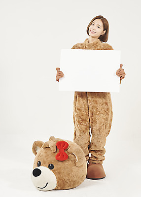 포토 JPG 스튜디오촬영 전신 배너 여학생 여자 대학생 대학생라이프 사각프레임 실내 한명 서기 미소 들기 누끼 20대 청년 성인 앞모습 청춘 곰인형 한국인 흰배경 열정 여대생 아르바이트 동물탈 인형탈 성인여자한명만 최저임금 비정규직 국내포토 1 학생 라이프스타일 감정 인형 뷰포인트 백그라운드 컨셉 비즈니스 모션 프레임 표정 사람 동양인 내부 경제 사각형 흰색 탈 여자한명만 성인여자만 파일형식