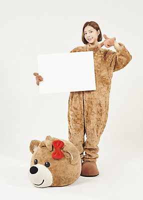 포토 JPG 스튜디오촬영 전신 배너 여학생 여자 대학생 대학생라이프 사각프레임 실내 한명 서기 미소 들기 누끼 20대 청년 성인 앞모습 청춘 곰인형 한국인 가리킴 흰배경 열정 여대생 아르바이트 동물탈 인형탈 성인여자한명만 최저임금 비정규직 국내포토 1 학생 라이프스타일 감정 인형 뷰포인트 백그라운드 컨셉 비즈니스 모션 프레임 표정 사람 동양인 손짓 내부 경제 사각형 흰색 탈 여자한명만 성인여자만 파일형식