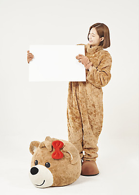 포토 JPG 스튜디오촬영 전신 배너 응시 여학생 여자 대학생 대학생라이프 사각프레임 실내 한명 서기 미소 들기 누끼 20대 청년 성인 앞모습 청춘 곰인형 한국인 흰배경 열정 여대생 아르바이트 동물탈 인형탈 성인여자한명만 최저임금 비정규직 국내포토 1 학생 라이프스타일 시선 감정 인형 뷰포인트 백그라운드 컨셉 비즈니스 모션 프레임 표정 사람 동양인 내부 경제 사각형 흰색 탈 여자한명만 성인여자만 파일형식