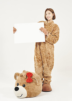 포토 JPG 스튜디오촬영 전신 배너 여학생 여자 대학생 대학생라이프 사각프레임 실내 한명 서기 미소 들기 누끼 20대 청년 성인 앞모습 청춘 곰인형 한국인 흰배경 열정 여대생 아르바이트 동물탈 인형탈 성인여자한명만 최저임금 비정규직 국내포토 1 학생 라이프스타일 감정 인형 뷰포인트 백그라운드 컨셉 비즈니스 모션 프레임 표정 사람 동양인 내부 경제 사각형 흰색 탈 여자한명만 성인여자만 파일형식