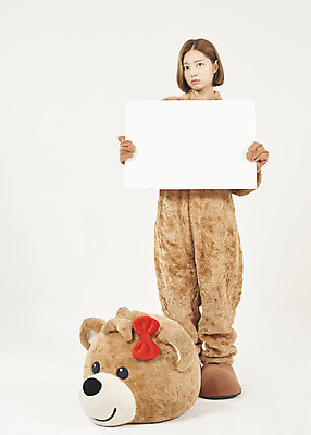 포토 JPG 스튜디오촬영 전신 배너 여학생 여자 대학생 대학생라이프 사각프레임 실내 한명 서기 들기 누끼 20대 청년 성인 앞모습 청춘 곰인형 한국인 흰배경 열정 여대생 불만 아르바이트 동물탈 인형탈 성인여자한명만 최저임금 비정규직 국내포토 1 학생 라이프스타일 감정 인형 뷰포인트 백그라운드 컨셉 비즈니스 모션 프레임 사람 동양인 내부 경제 사각형 흰색 탈 여자한명만 성인여자만 파일형식