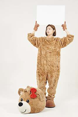 포토 JPG 스튜디오촬영 전신 배너 여학생 여자 대학생 대학생라이프 사각프레임 실내 한명 서기 들기 누끼 20대 청년 성인 앞모습 청춘 곰인형 한국인 흰배경 열정 여대생 불만 아르바이트 동물탈 인형탈 성인여자한명만 최저임금 비정규직 국내포토 1 학생 라이프스타일 감정 인형 뷰포인트 백그라운드 컨셉 비즈니스 모션 프레임 사람 동양인 내부 경제 사각형 흰색 탈 여자한명만 성인여자만 파일형식