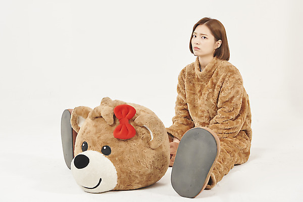 포토 JPG 스튜디오촬영 전신 여학생 여자 대학생 대학생라이프 실내 피곤 한명 누끼 앉기 20대 청년 성인 앞모습 청춘 곰인형 한국인 찡그림 흰배경 열정 여대생 아르바이트 동물탈 인형탈 힘듦 성인여자한명만 최저임금 비정규직 국내포토 1 학생 라이프스타일 감정 인형 뷰포인트 백그라운드 컨셉 비즈니스 모션 표정 사람 동양인 내부 경제 흰색 탈 여자한명만 성인여자만 파일형식