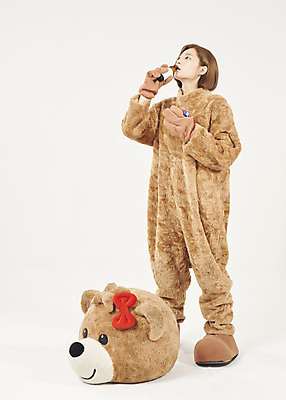 포토 JPG 스튜디오촬영 전신 여학생 여자 대학생 대학생라이프 실내 한명 서기 들기 누끼 20대 청년 성인 옆모습 청춘 곰인형 한국인 마시기 흰배경 열정 여대생 아르바이트 동물탈 인형탈 자양강장제 성인여자한명만 최저임금 비정규직 국내포토 1 학생 라이프스타일 감정 인형 뷰포인트 백그라운드 컨셉 비즈니스 모션 사람 동양인 내부 경제 흰색 탈 여자한명만 성인여자만 파일형식 자양식품