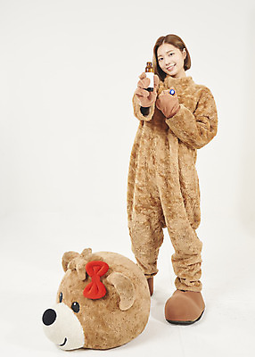 포토 JPG 스튜디오촬영 전신 여학생 여자 대학생 대학생라이프 실내 한명 서기 미소 들기 누끼 20대 청년 성인 앞모습 청춘 곰인형 한국인 흰배경 열정 여대생 아르바이트 동물탈 인형탈 자양강장제 성인여자한명만 최저임금 비정규직 국내포토 1 학생 라이프스타일 감정 인형 뷰포인트 백그라운드 컨셉 비즈니스 모션 표정 사람 동양인 내부 경제 흰색 탈 여자한명만 성인여자만 파일형식 자양식품