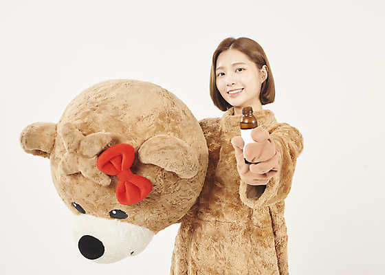 포토 JPG 스튜디오촬영 여학생 여자 대학생 대학생라이프 실내 한명 서기 미소 들기 누끼 상반신 20대 청년 성인 앞모습 청춘 곰인형 한국인 흰배경 열정 여대생 아르바이트 동물탈 인형탈 자양강장제 성인여자한명만 최저임금 비정규직 국내포토 1 학생 라이프스타일 감정 인형 뷰포인트 백그라운드 컨셉 비즈니스 모션 표정 사람 동양인 내부 경제 흰색 탈 여자한명만 성인여자만 파일형식 자양식품