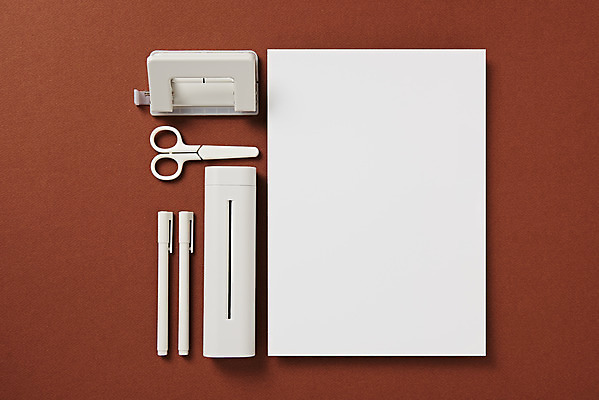 포토 JPG 스튜디오촬영 종이 재질 프레임 가위 실내 사람없음 하이앵글 필기구 볼펜 사무용품 여러개 공백 오브젝트 디자인소스 파쇄기 목업 플랫레이 카피스페이스 편집소스 갈색배경 국내포토 펀칭기 뷰포인트 다수 백그라운드 문구용품 내부 펜 갈색 기계 플랫 파일형식